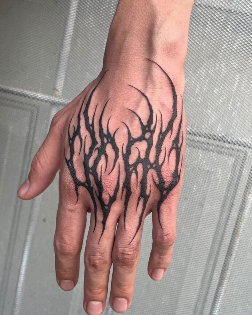 Tatuaggio neo-tribale della mano