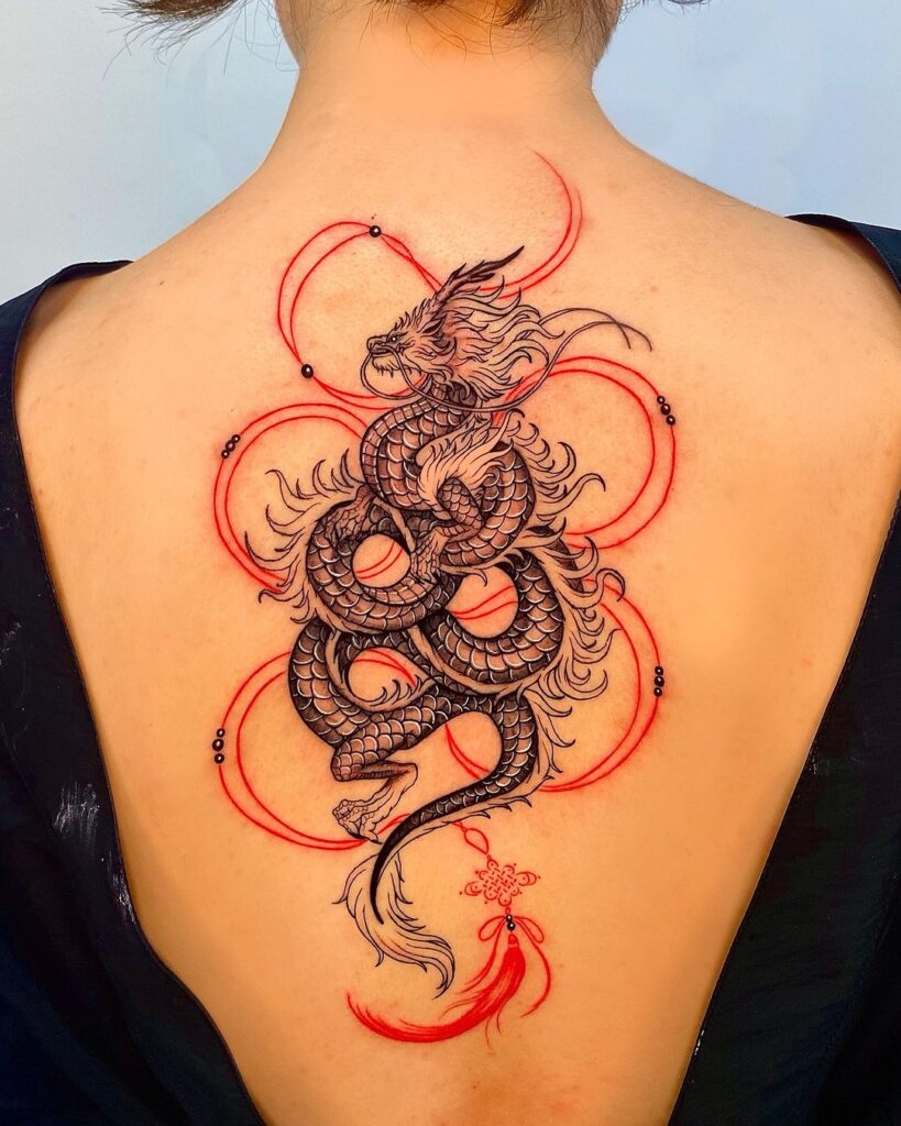 Tatuaje oriental de dragón en la espalda