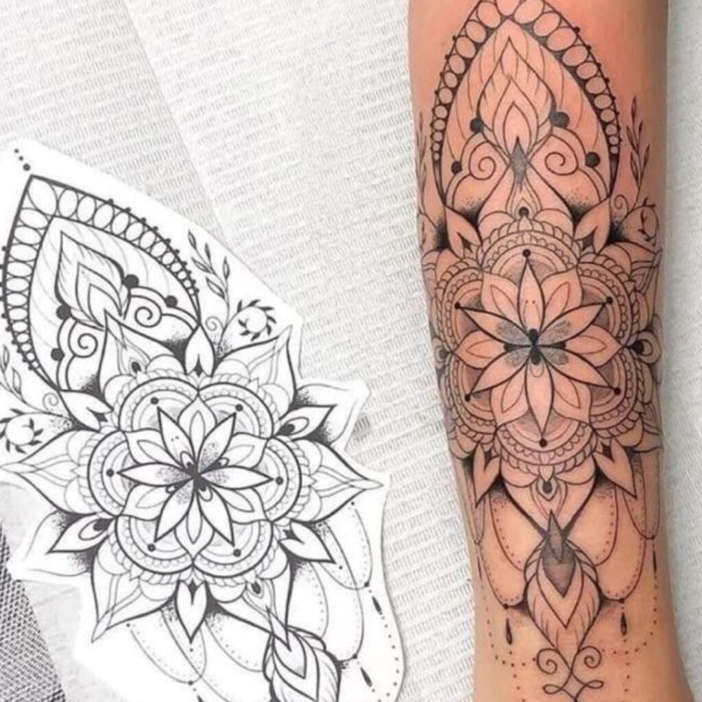 Tatuaggio ornamentale a mezza manica