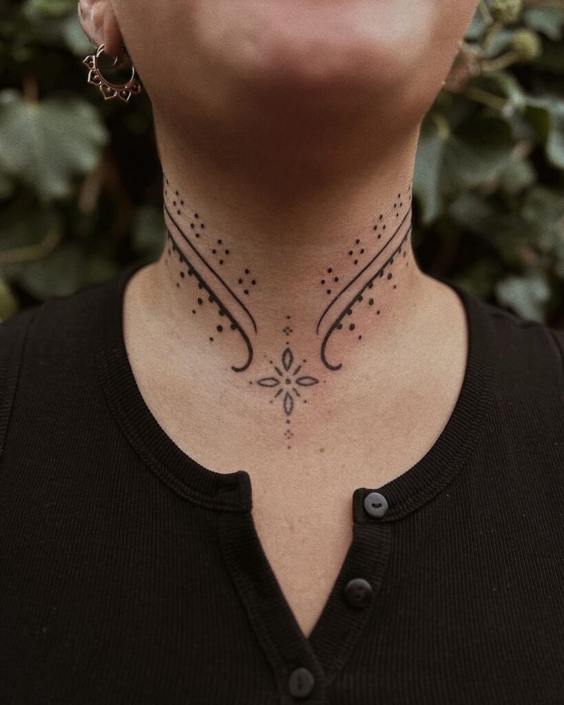 Tatuagem ornamental no pescoço