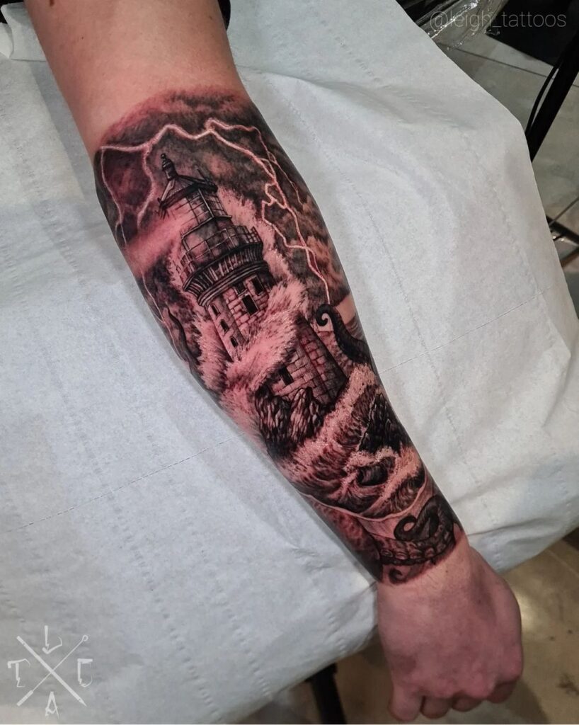 Tatuagem exterior no antebraço de um farol numa tempestade