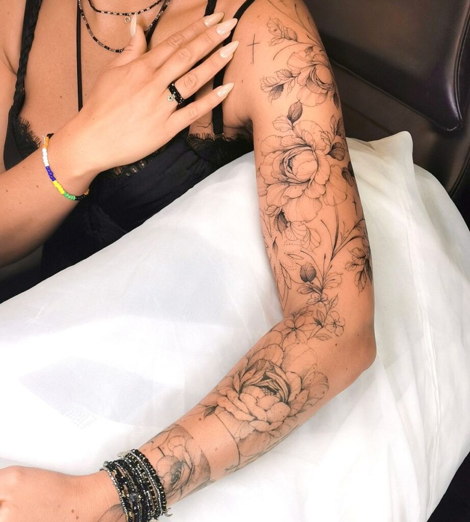 Tatuaggio della manica con linea sottile di peonie