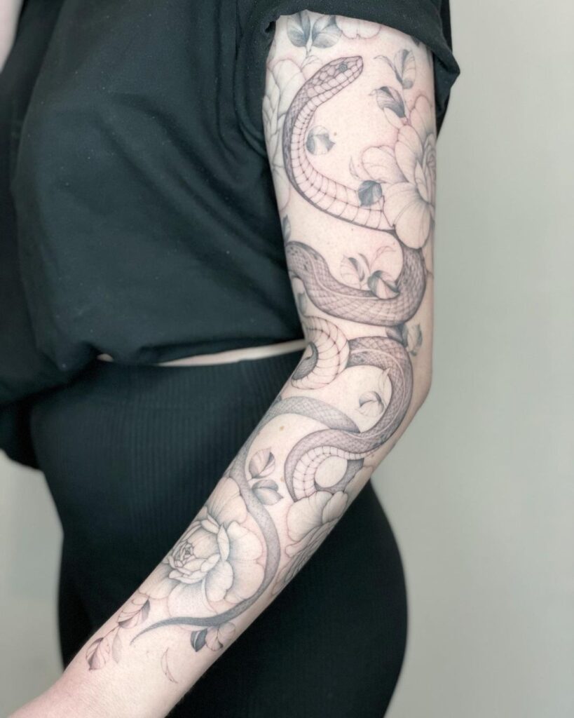 Tatuagem de manga com linha fina de peónias e cobra