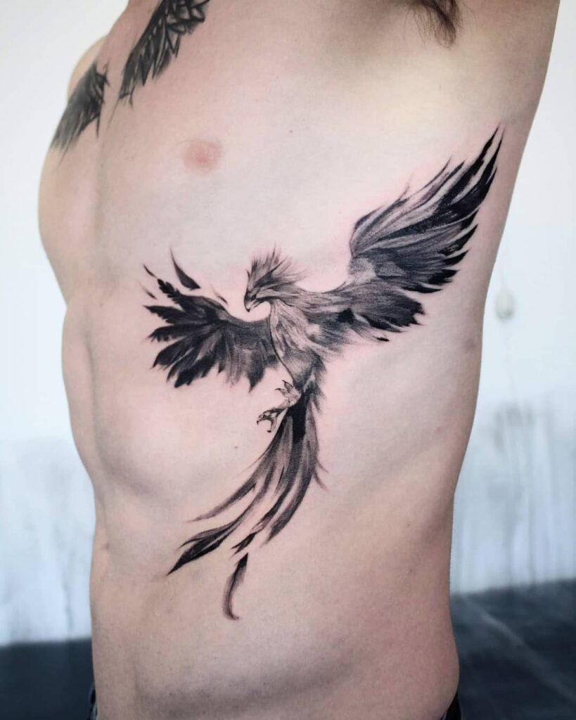 Tatuagem de fénix nas costelas