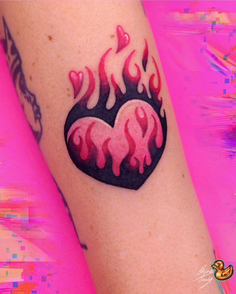 Tatuaggio con cuore di fuoco rosa