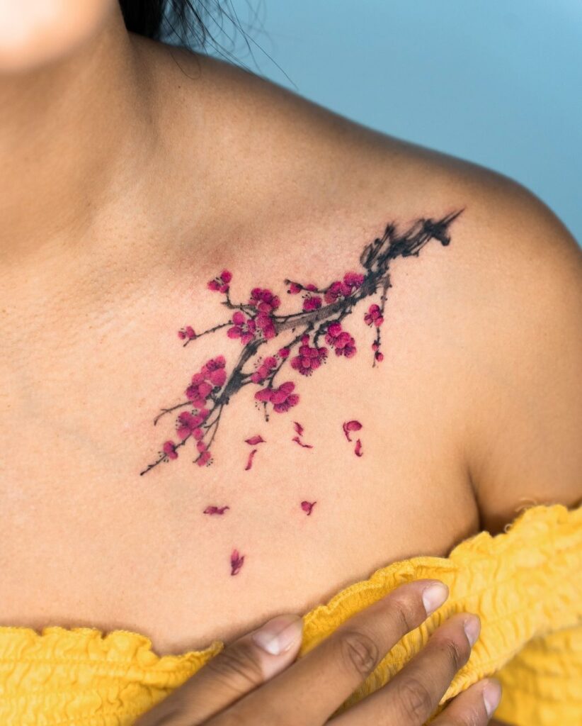 Tatuaggio della clavicola con fiori di prugna