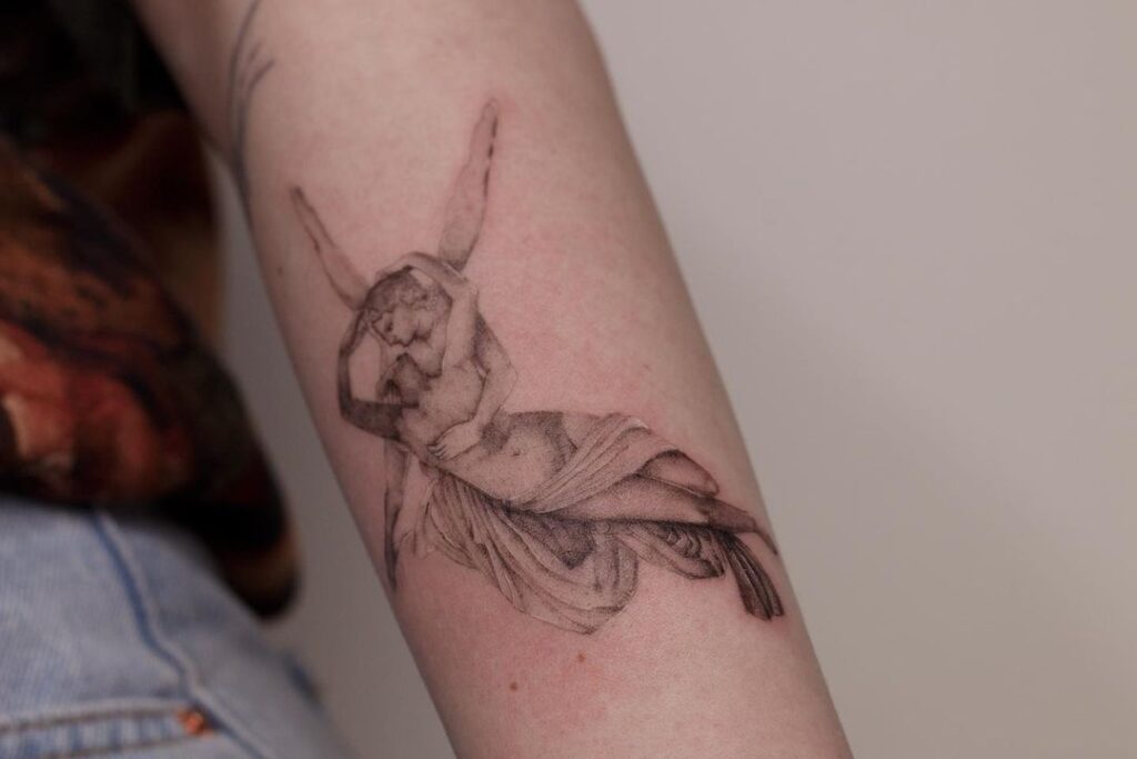 Psiche rivive grazie al tatuaggio del bacio di Cupido