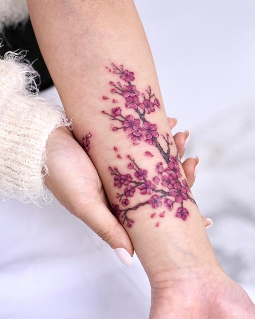 Tatuagem de flor de cerejeira roxa