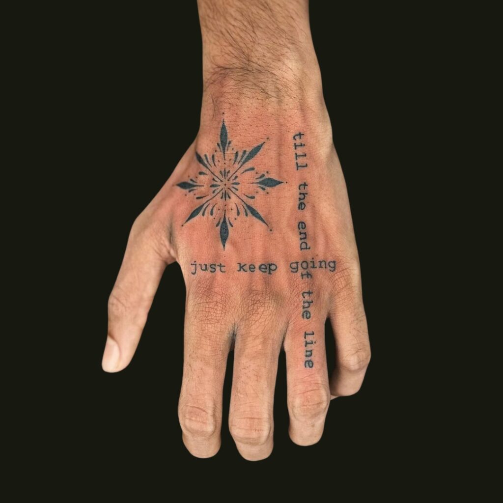 Tatuagem de mão com citação