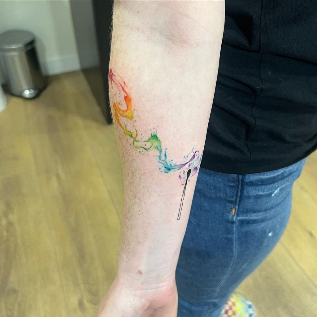 Tatuaggio saffico con fiamma arcobaleno