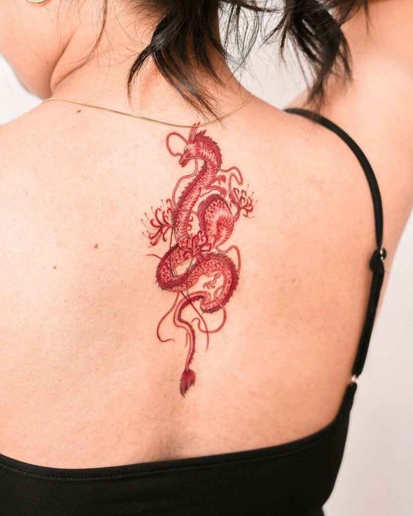 Tatuaje de dragón rojo en la parte superior de la espalda