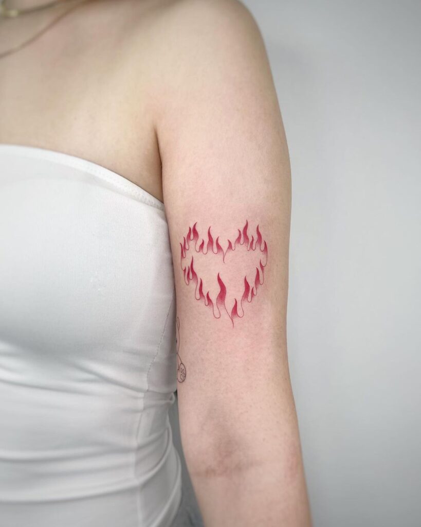 Tatuagem de coração de fogo vermelho