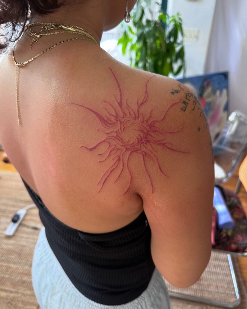 Tatuaggio astratto a inchiostro rosso