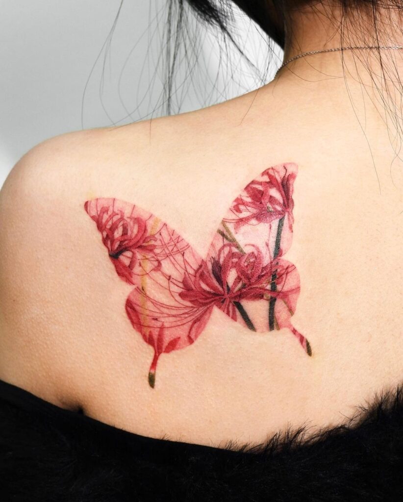 Tatuaggio con farfalla giglio ragno rosso