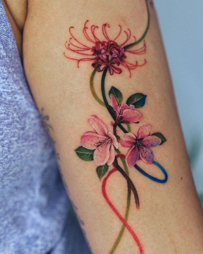 Tatuaggio con giglio ragno rosso e fiori di ciliegio