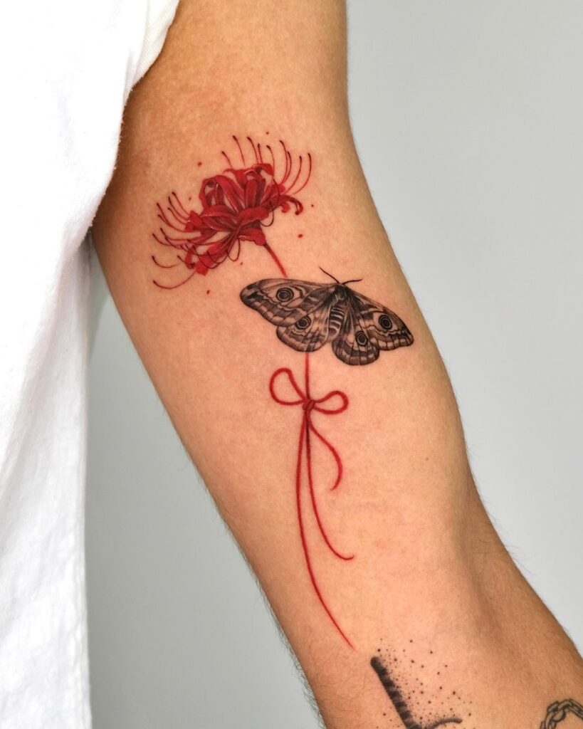 Tatuaggio con giglio ragno rosso e falena