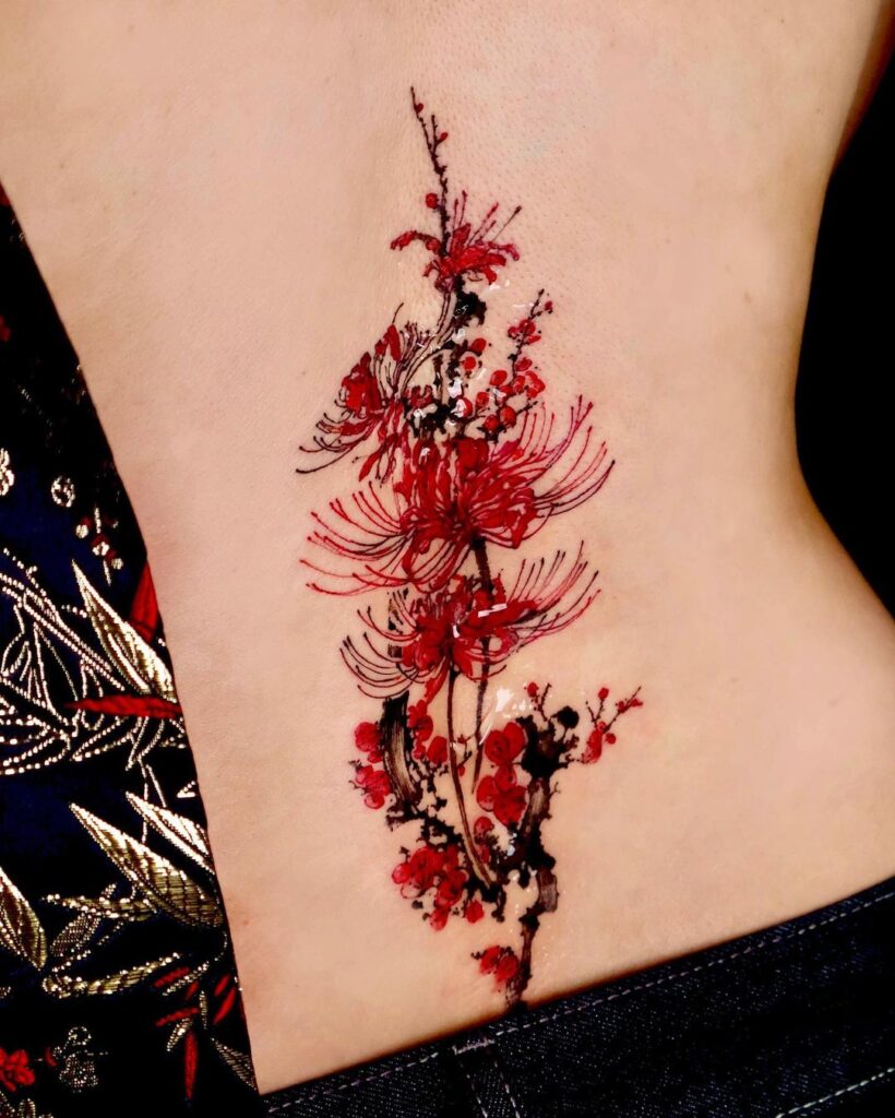 Tatuaggio con giglio ragno rosso e fiore di prugna