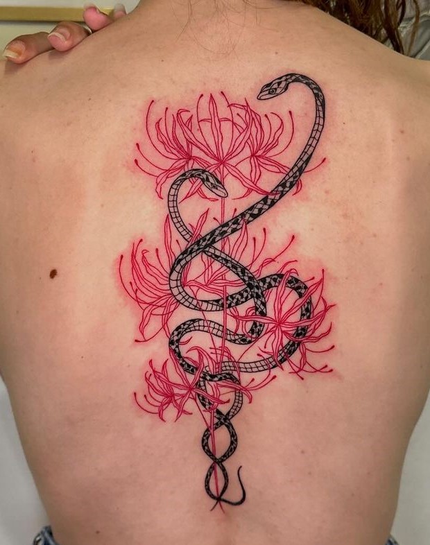  Tatuaggio posteriore con giglio e serpente rosso