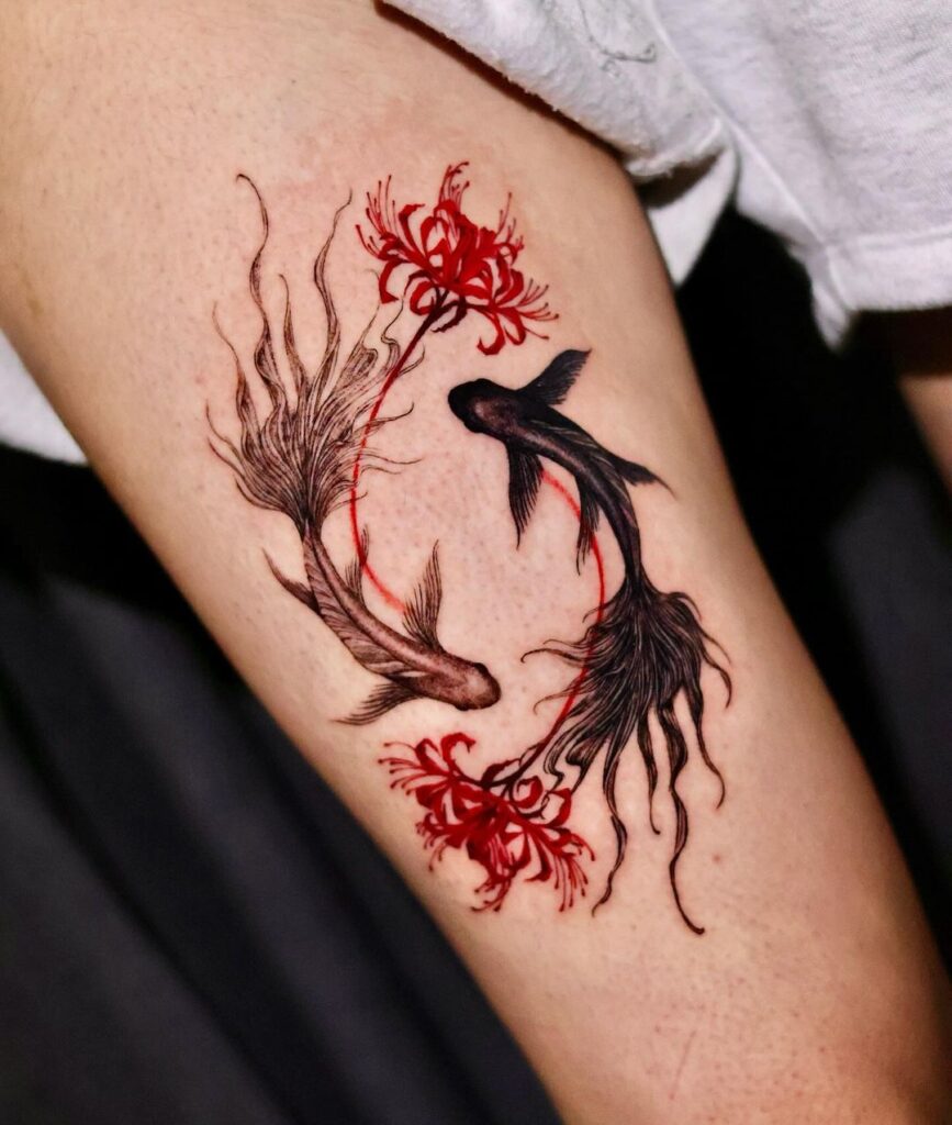 Tatuagem de lírio-aranha vermelho com peixes Koi