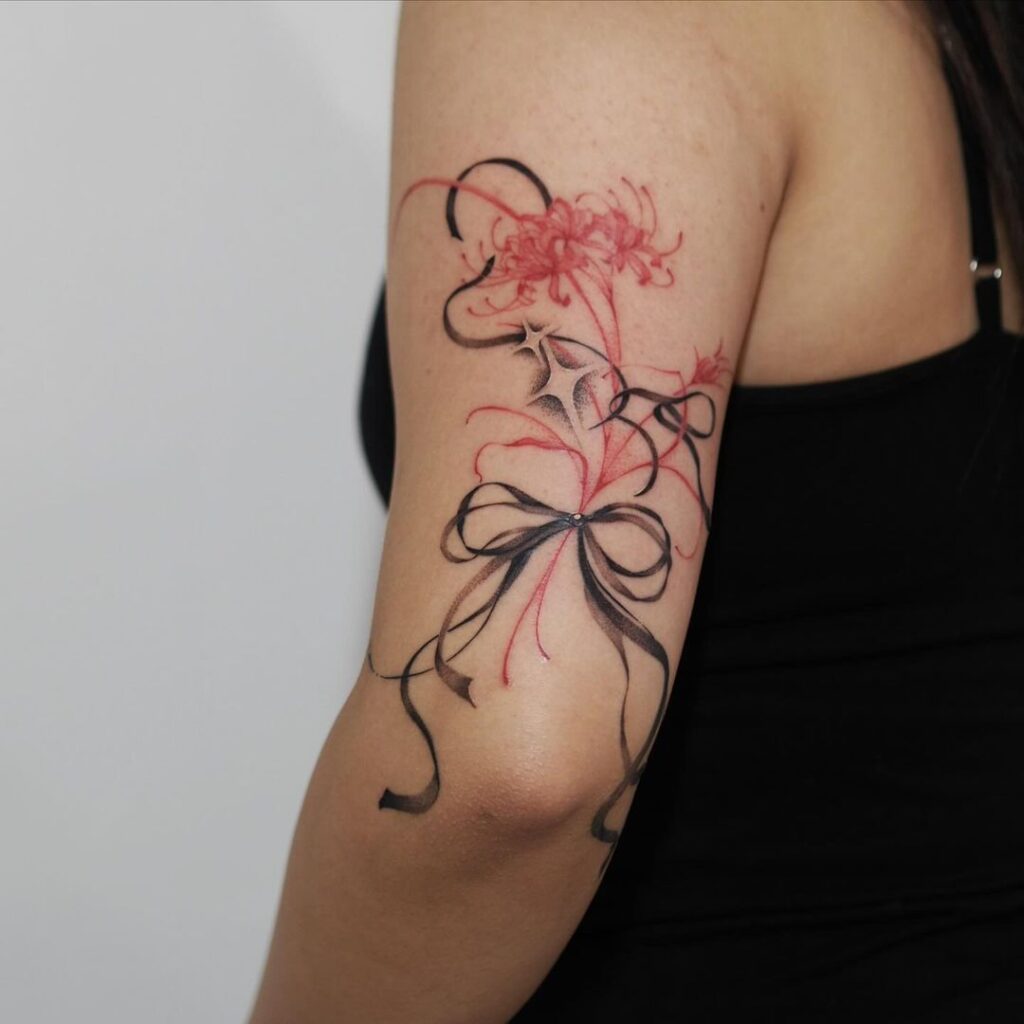 Tatuaggio con nastro e giglio rosso