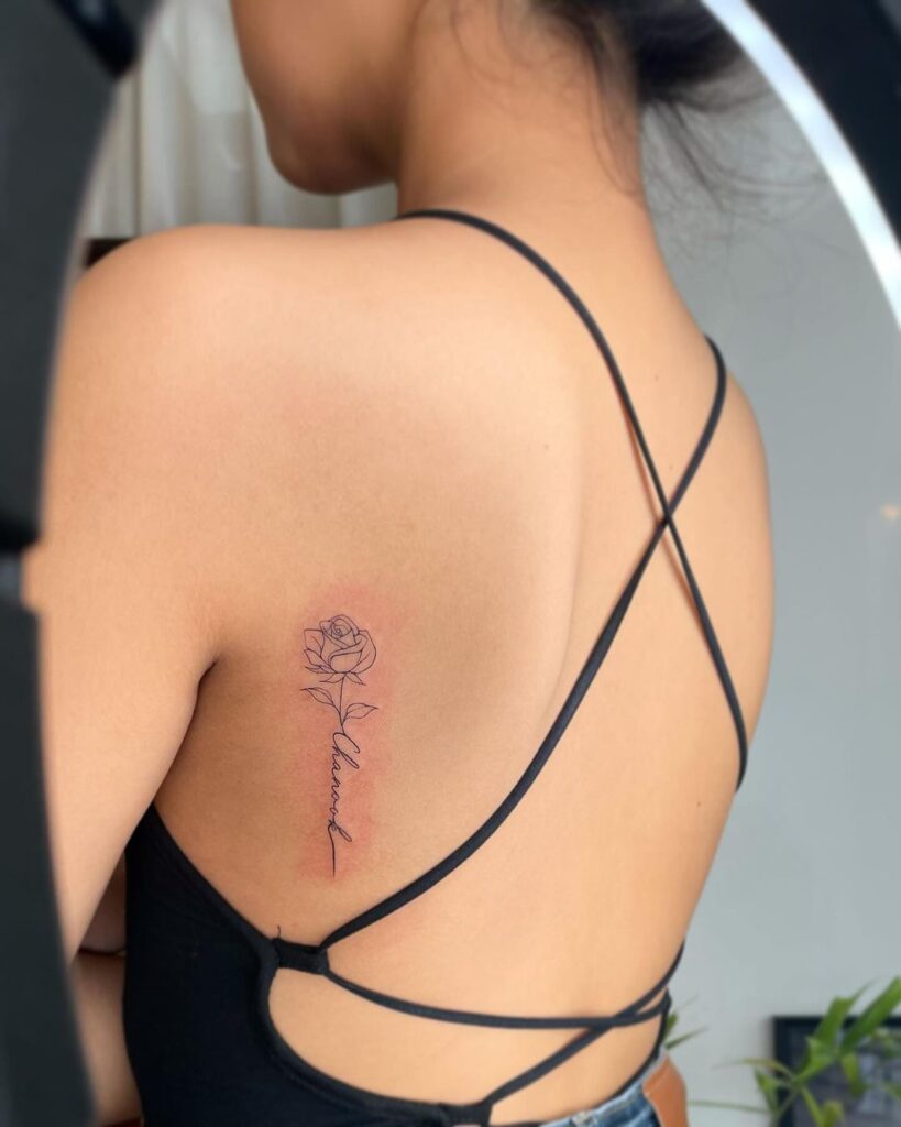 Tatuagem com nome de rosa