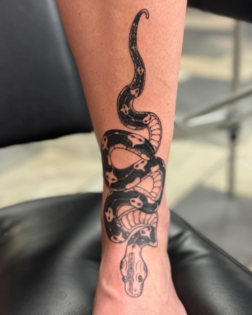 Tatuagem de perna de serpente