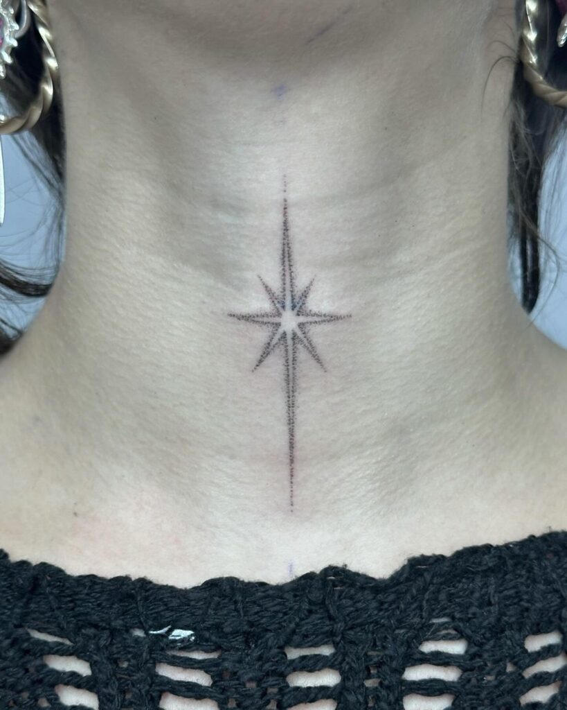 Tatuagem de estrela brilhante no pescoço