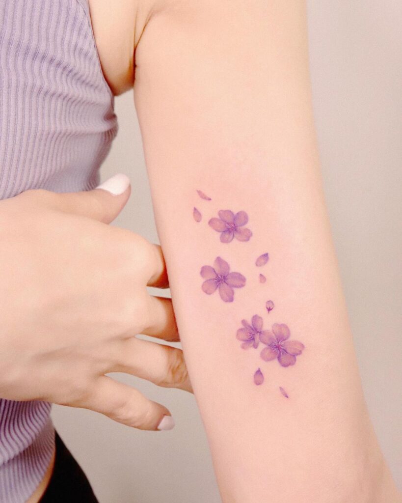 Tatuaggio semplice con fiori di ciliegio