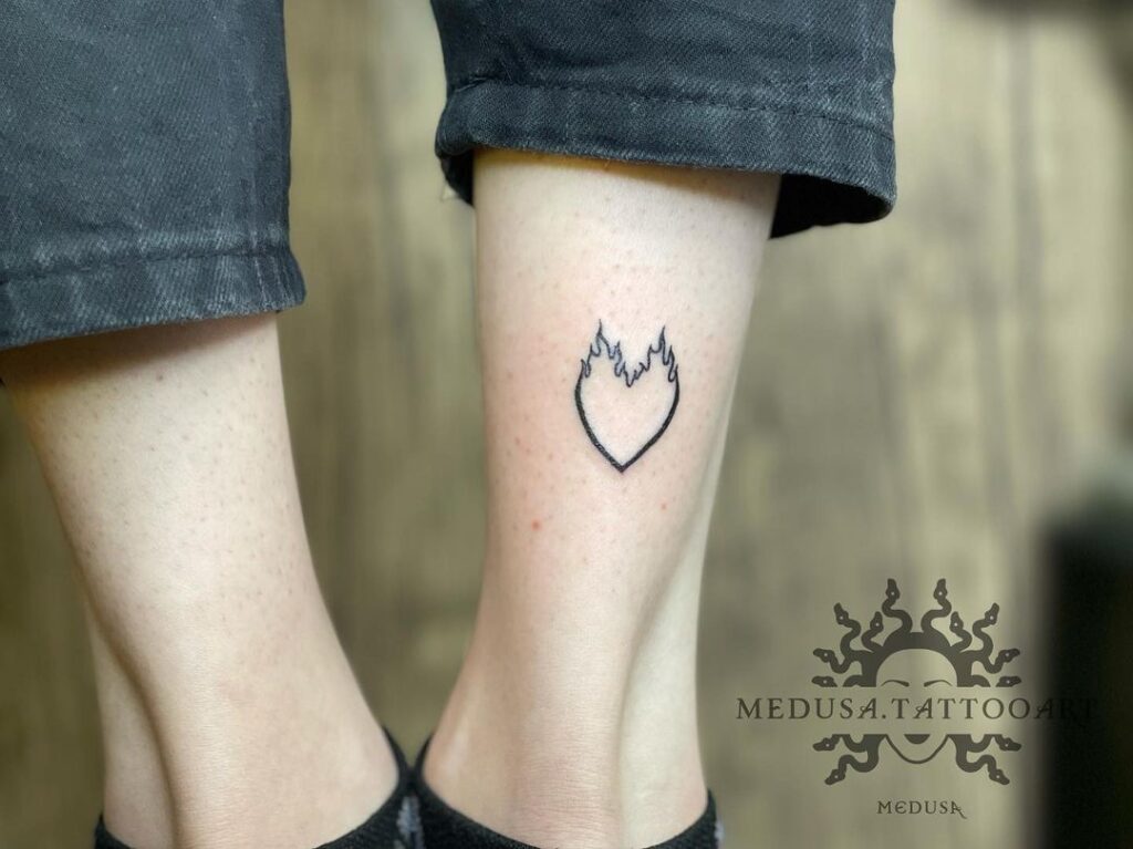 Tatuaggio semplice con cuore di fuoco