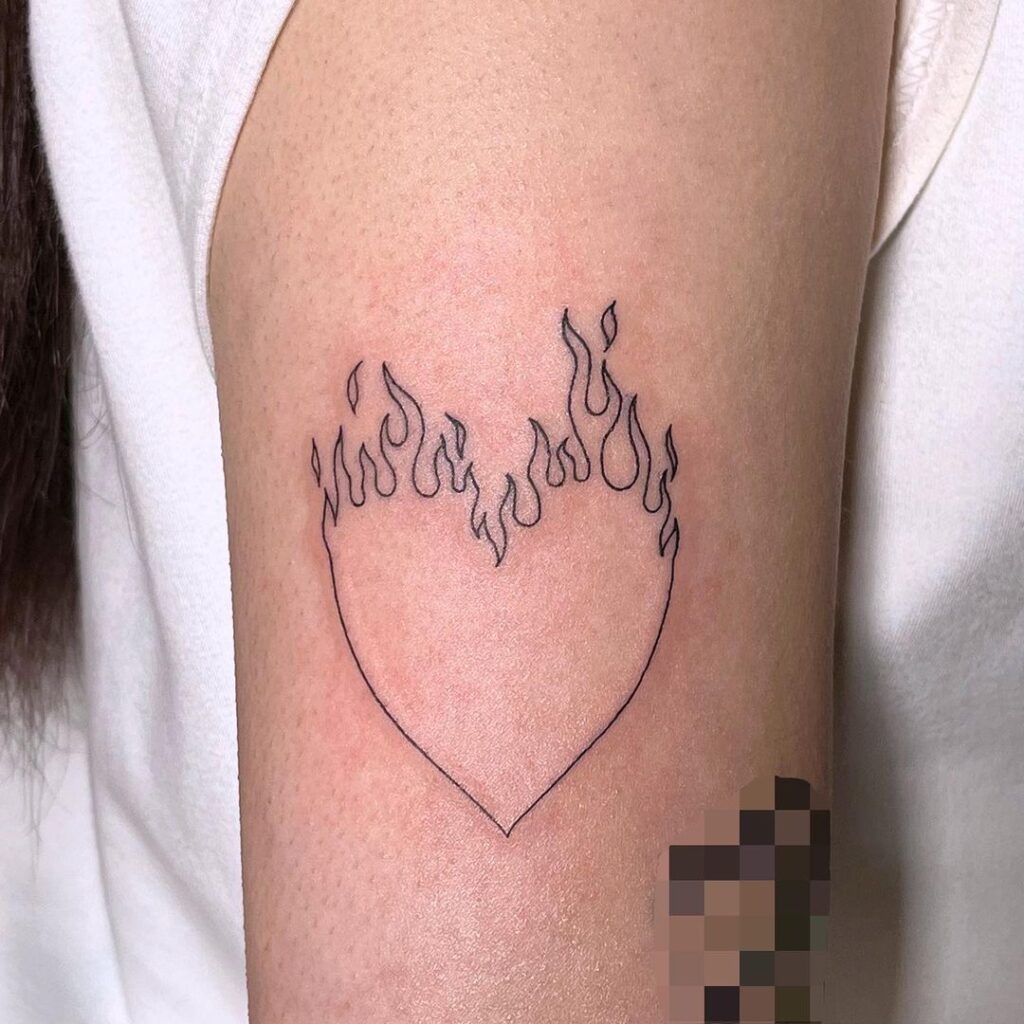 Tatuagem de coração de fogo de linha única