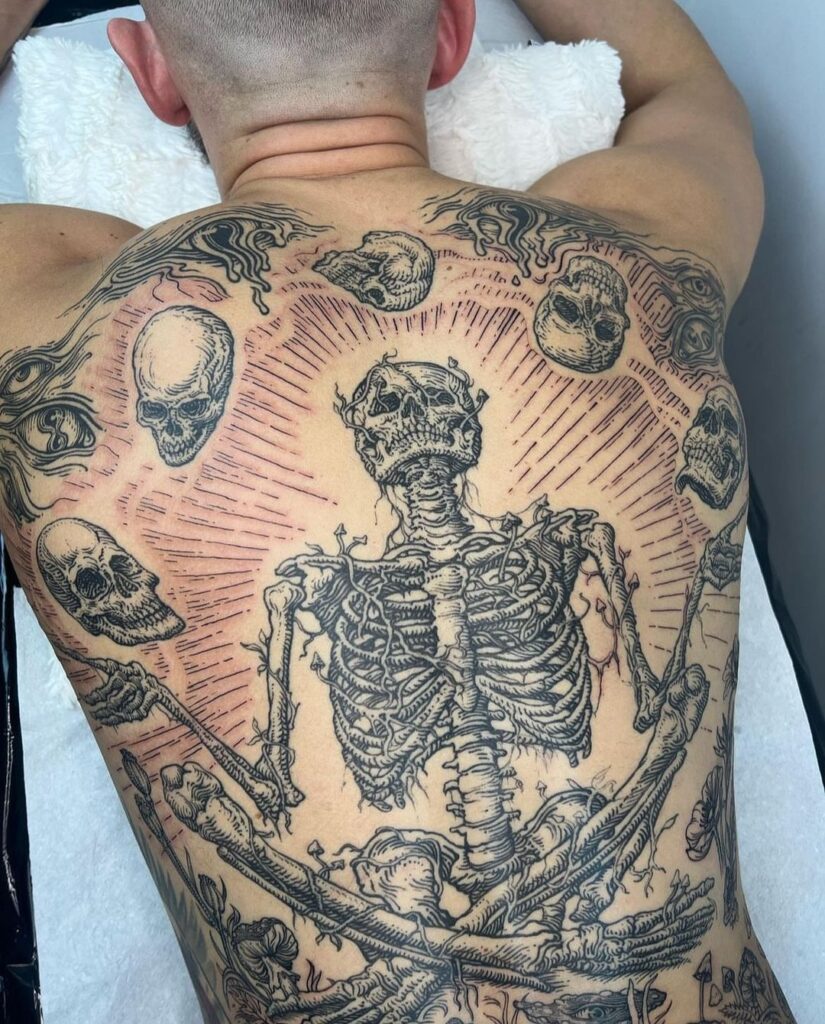 Tatuaggio scheletrico sulla schiena