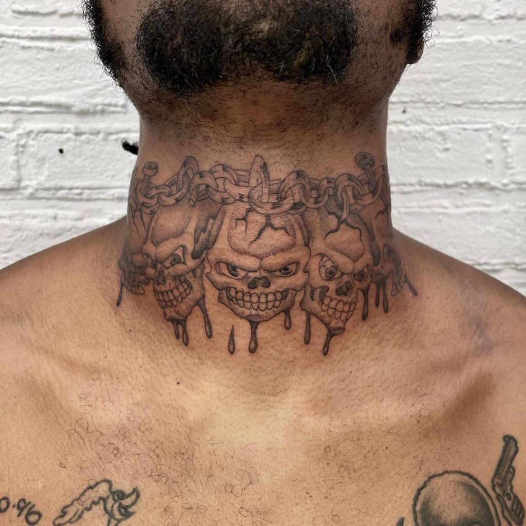 Tatuaje de calaveras en cuello y garganta