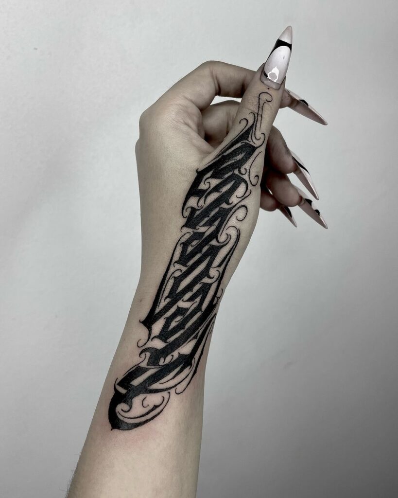 Diseño de tatuaje con letras negras inclinadas