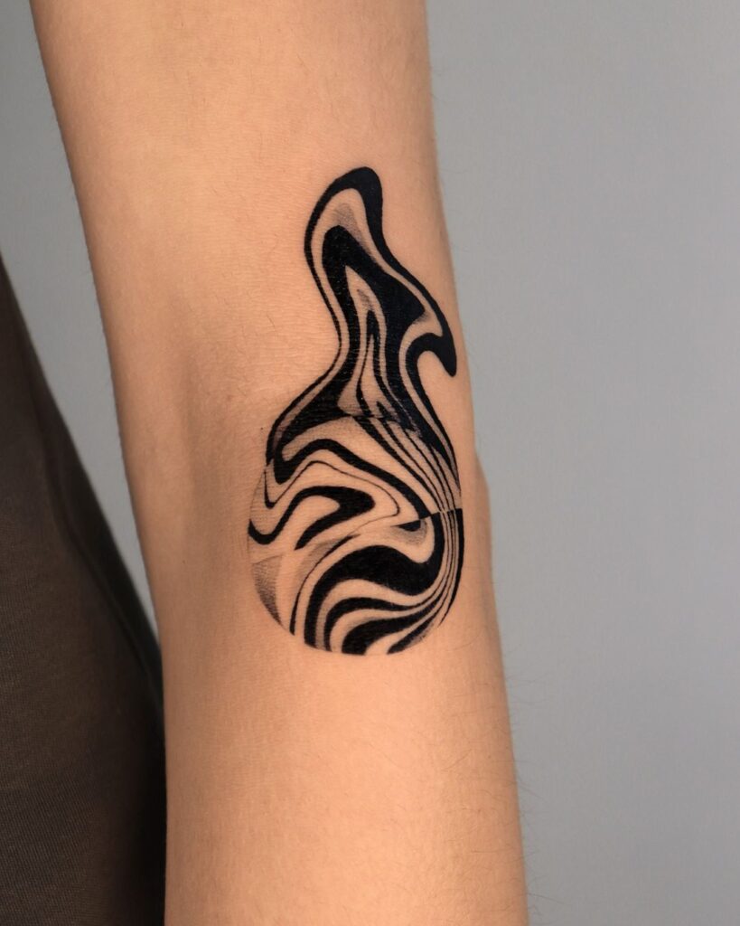 Pequena tatuagem de fluxo abstrato