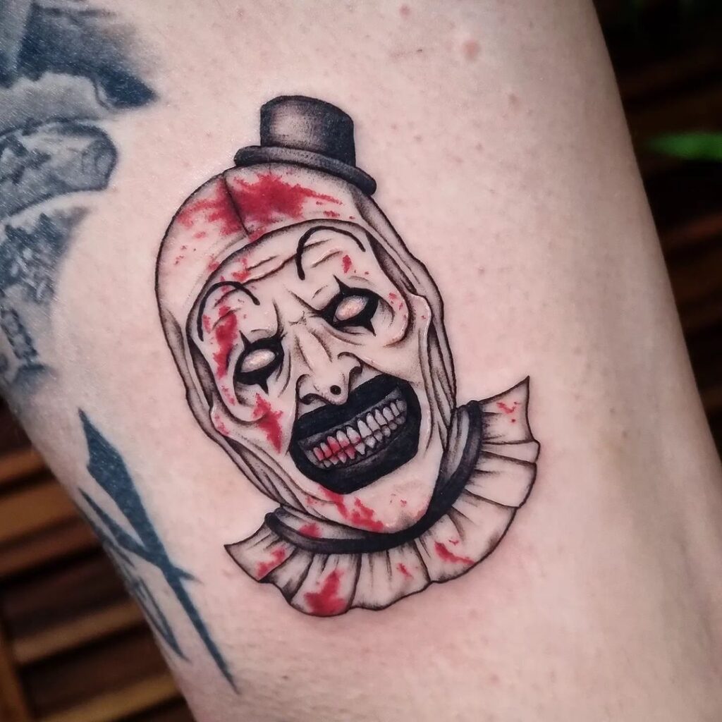 Piccolo tatuaggio artistico del clown