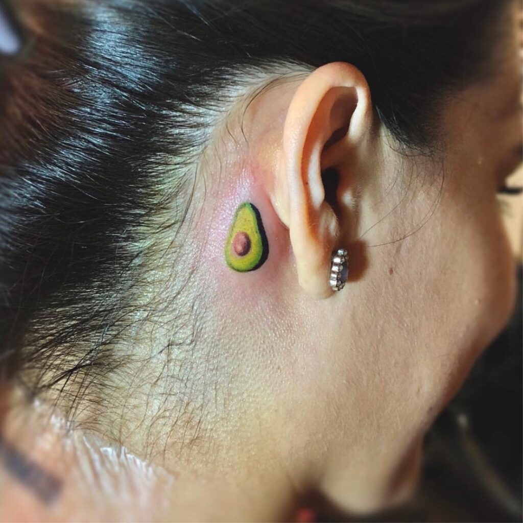 Tinta de aguacate pequeña detrás de la oreja