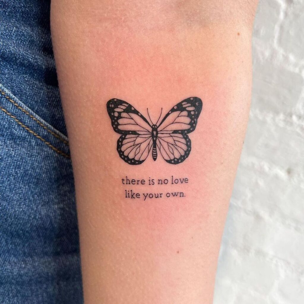 Tatuaje de cita de mariposa pequeña