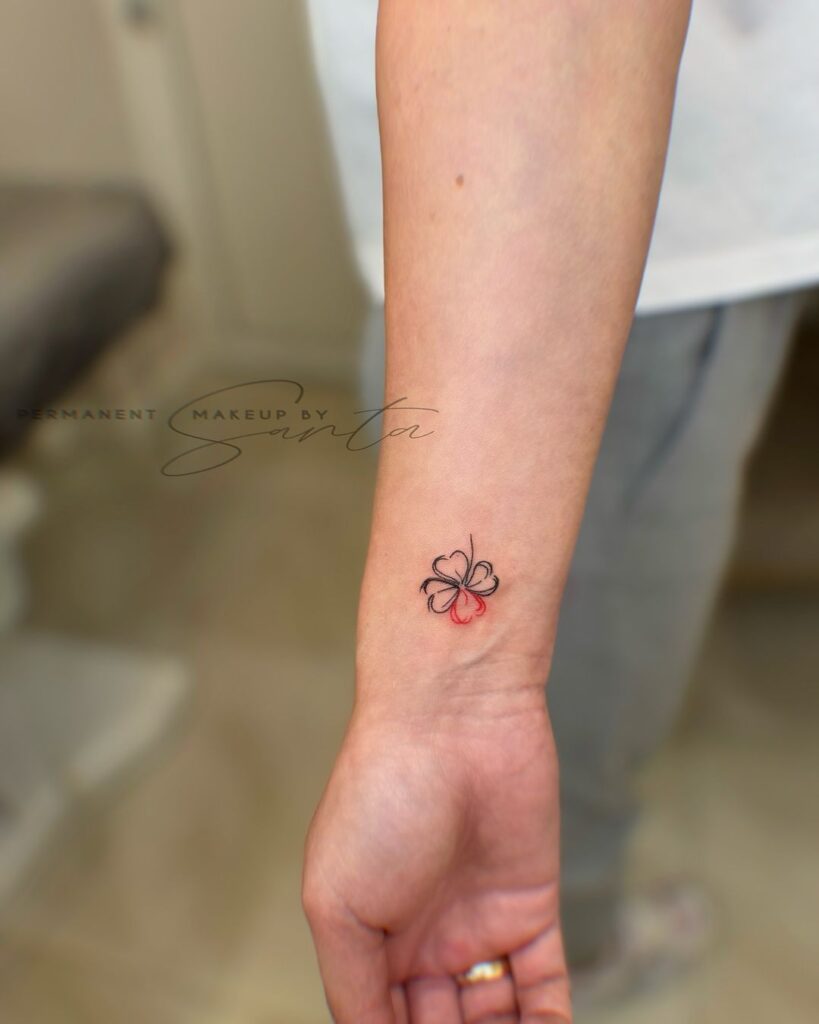 Pequeño tatuaje de trébol de cuatro hojas