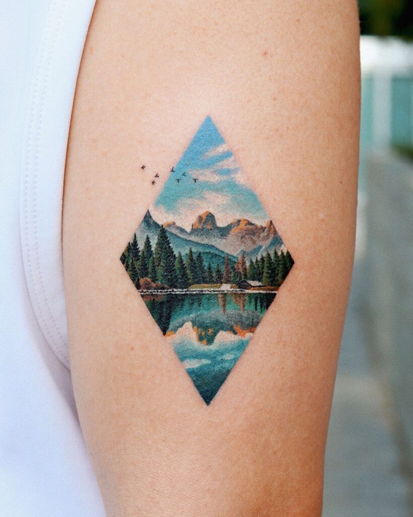 Tatuagem de paisagem pequena