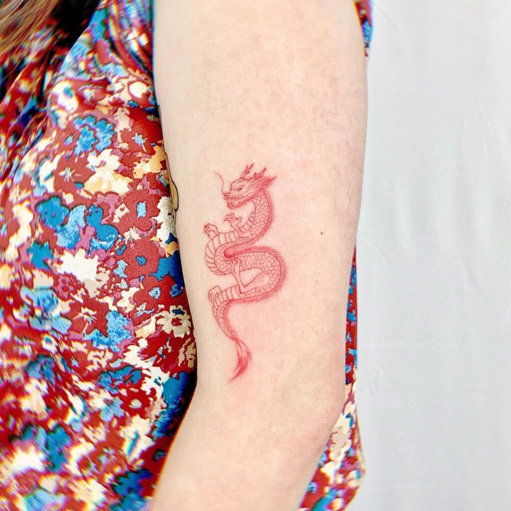 Tatuagem japonesa de um pequeno dragão vermelho