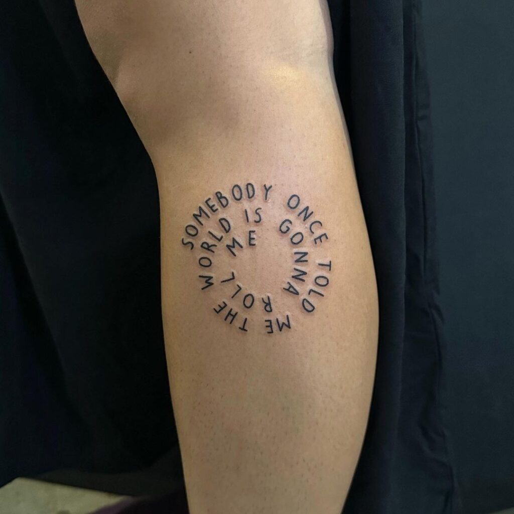 Tatuagem pequena com citação de rolamento