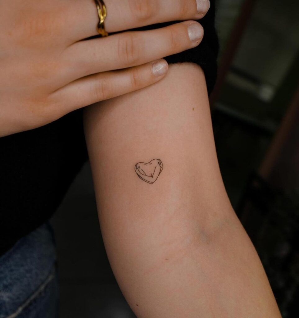 Pequena tatuagem de amor-próprio