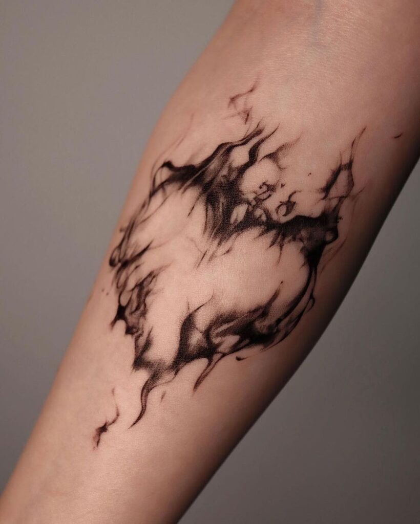 Tatuaggio cuore di fuoco fumoso