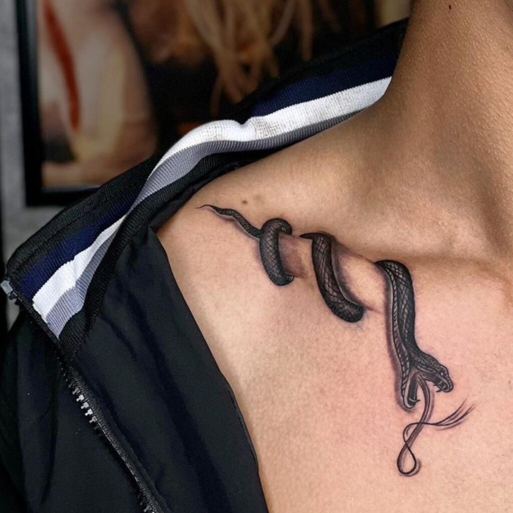 Tatuaggio della clavicola del serpente