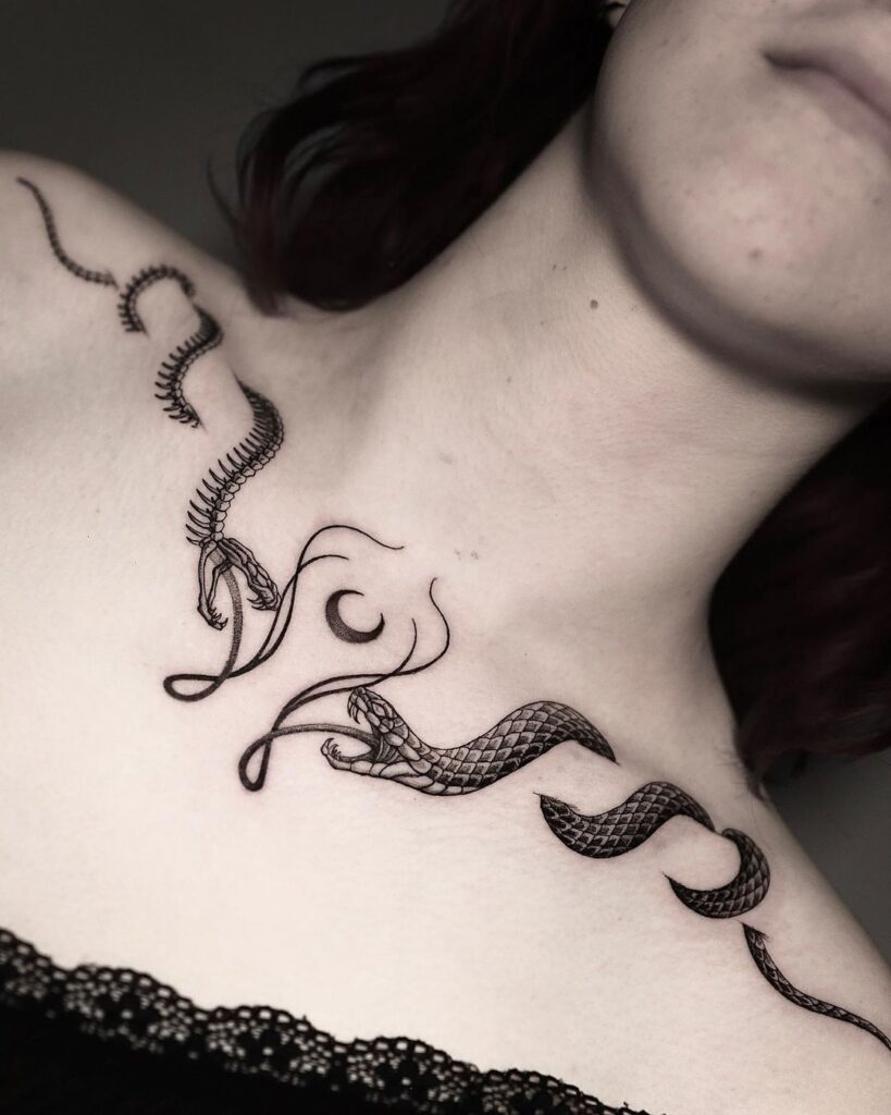 Tatuaje de serpiente en la clavícula