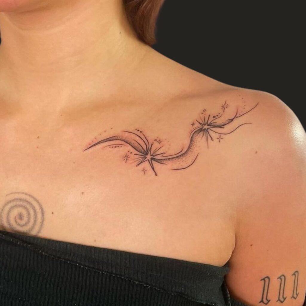 Tatuaggio della clavicola con stelle