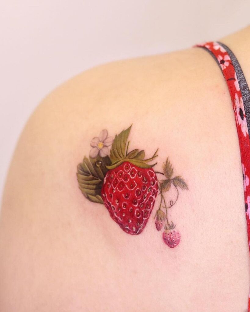 Tatuaggio microrealistico alla fragola