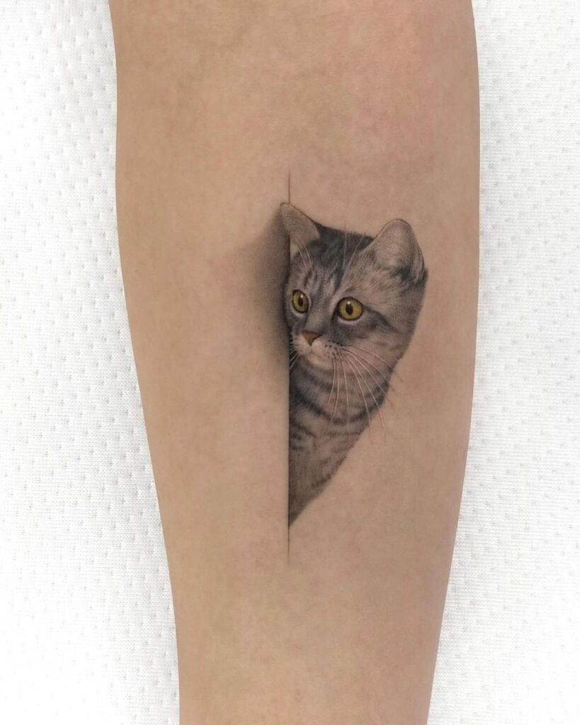 Tatuaggio surreale di un gatto