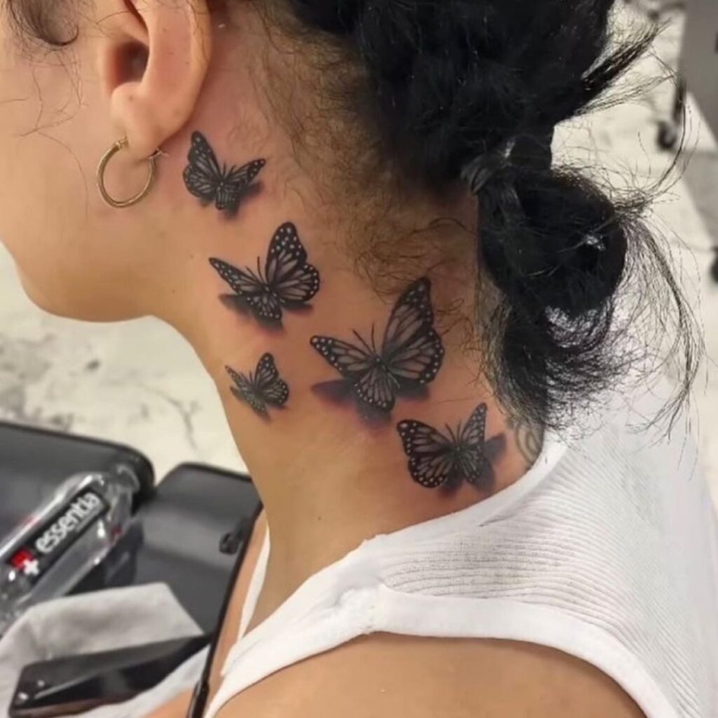 Enjambre De Mariposas Grabado En Su Cuello