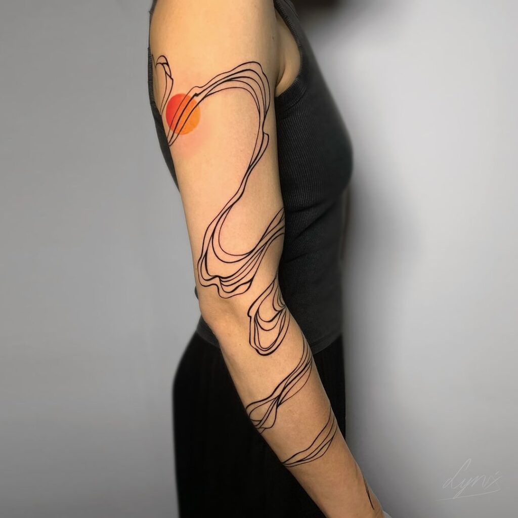 Tatuaggio astratto con linee a spirale